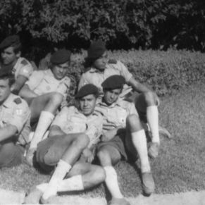 Sentados_en_el_cesped