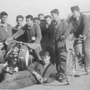 Grupo_con_la_moto_de_D.Rodolfo