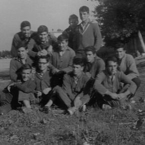 Grupo_sentado_en_el_campo